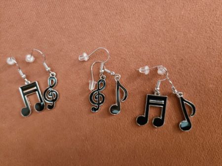 DP KOMPLET VISEČIH UHANOV GLASBENI SIMBOLI